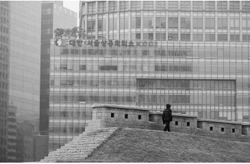 Image of Rokinon Cine DS 135mm T2.2 Telephoto Cine Camera Lens for Canon EF, Black DS135M-C