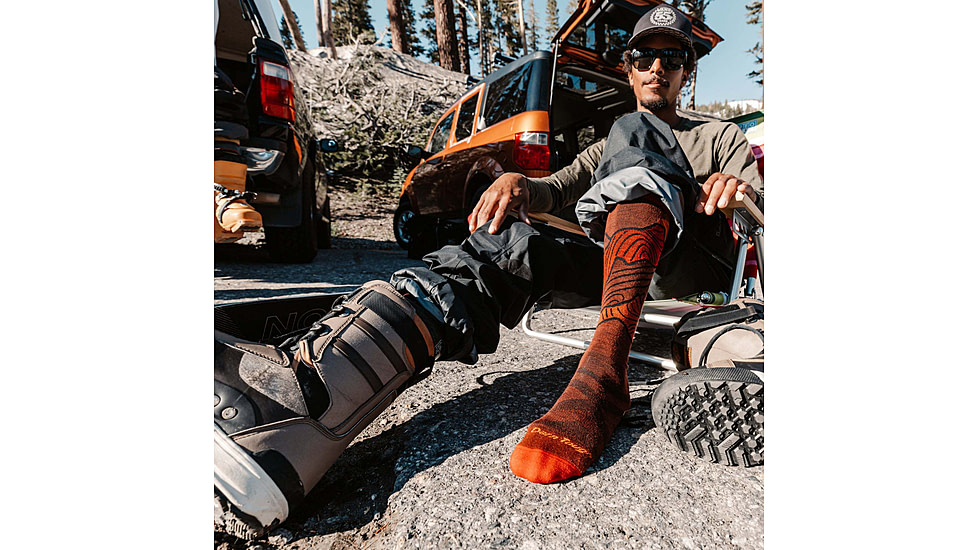 Darn Tough Titan OTC Lightweight With Cushion - Mens, Fireball, Medium, 8050-FIREBALL-M-DARN