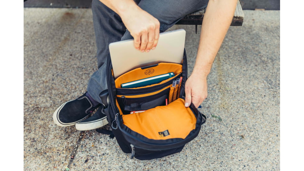 Gregory Rhune 20L Pack, Carbon Black, One Size, 143375-6404