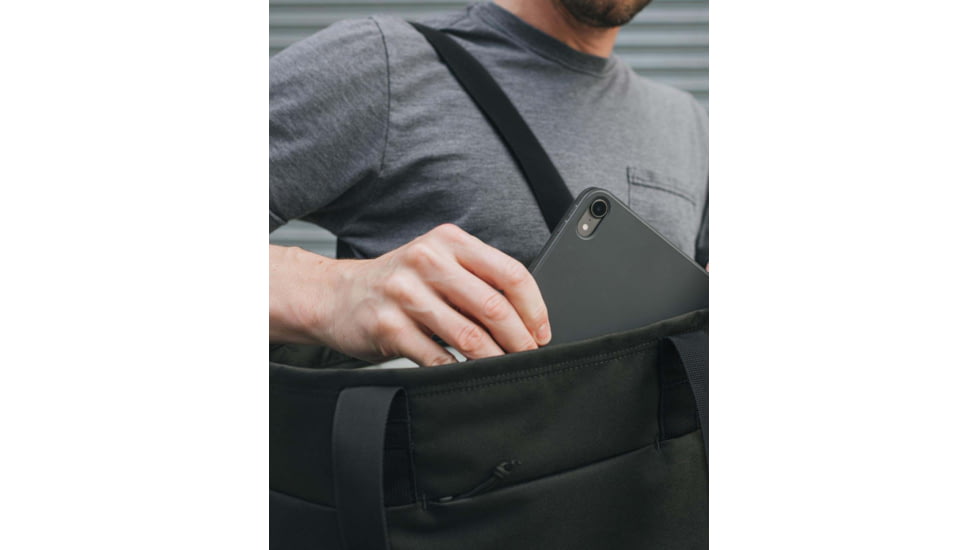 Moment MTW Tote 19L, Black, 106-140