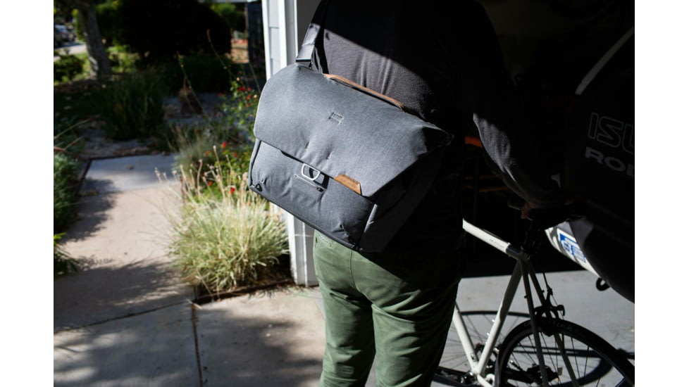 Peak Design V2 Everyday Messenger, 13 Liters, Ash, BEDM-13-AS-3