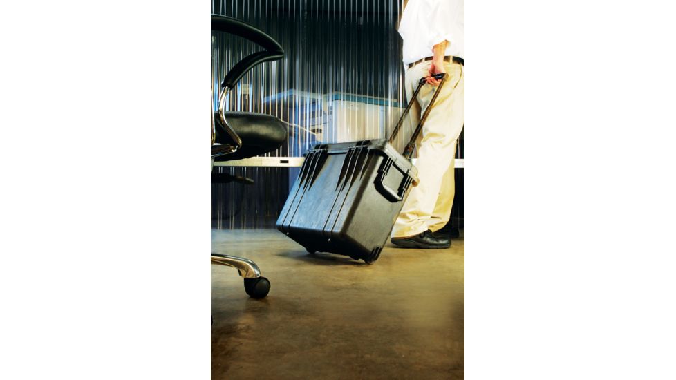Pelican 1430 Protector Medium Top Loader 17x9.6x13in Case, Black w/ Foam, 1430-000-110