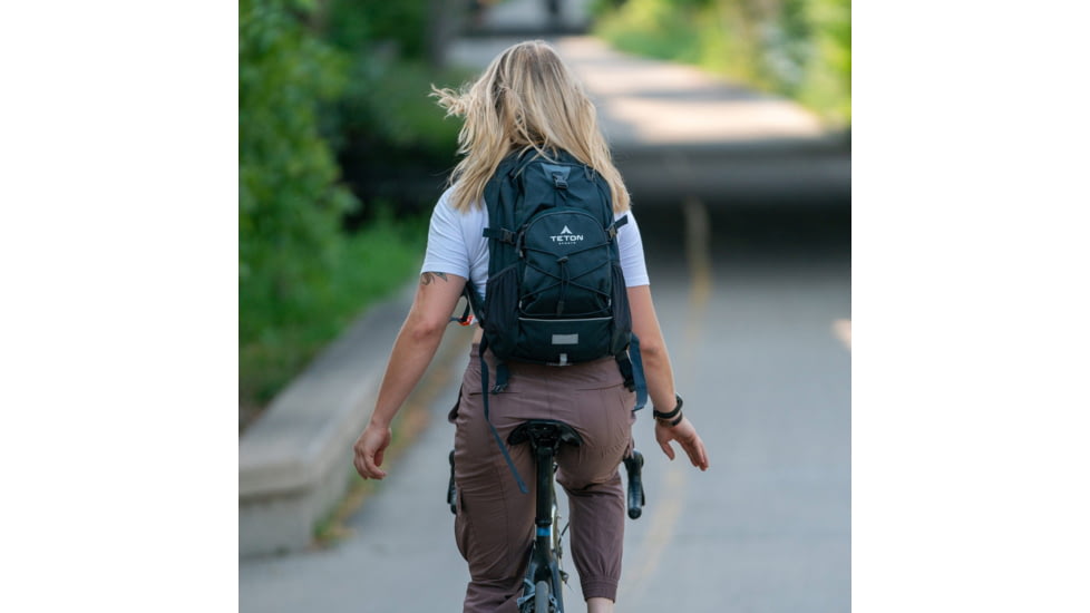 TETON Sports Oasis 18L Hydration Pack with 2L Bladder, Onyx, 2101SCOX